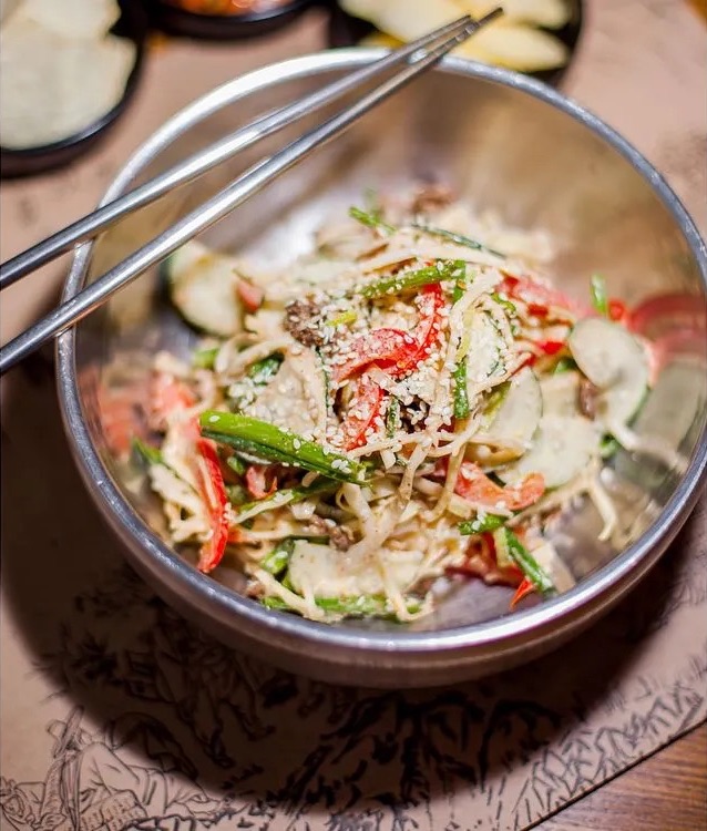 Пібім Куксу з рисової локшини : 비빔국수