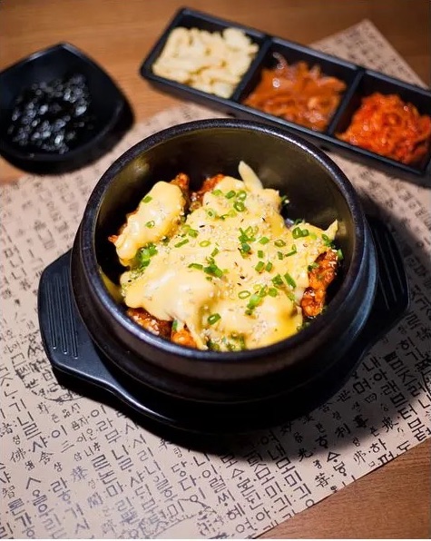 Чіз Твейджи Поккім (치즈 돼지고기볶음)